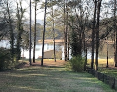 Entire House / Apartment Keepin It Reel. 4 Br Waterfront Home With 2 Slip Boathouse (Guntersville, USA)