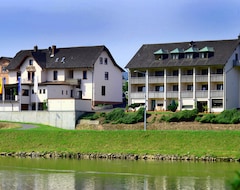 Otel Straubs Schöne Aussicht (Klingenberg, Almanya)