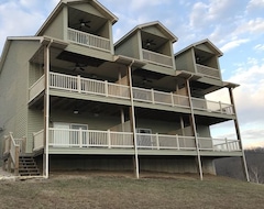 Entire House / Apartment Perfect Weekend Getaway! Condo With Great River Views! Pool (Grafton, USA)