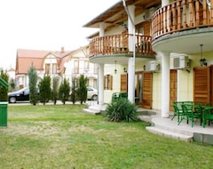 Aparthotel Villa Botos (Balatonlelle, Hungría)