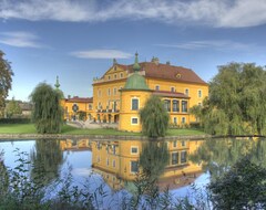 Otel Luxurious Unique Baroque Castle Lavishly Furnished (Herzogenburg, Avusturya)
