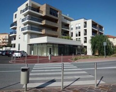 Otel Appartements Rive Gauche (Fréjus, Fransa)