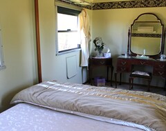 Bed & Breakfast Overlander Train Carriage - A Rural Retreat In Temora Shire (Temora, Australia)