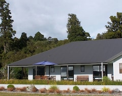 Motel Lake Brunner Longhouse (Moana, Yeni Zelanda)