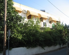 Hotel Sissy (Aegina City, Greece)
