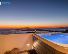 Hotel Caldera Stories private suites (Megalochori, Greece)