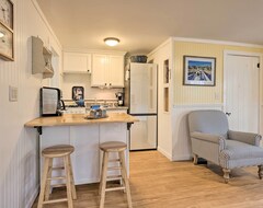 Entire House / Apartment New! Quaint Wellfleet Cottage - 2 Mi To Coastline! (Wellfleet, USA)