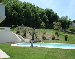 Hotelli Villa Casula (Montelabbate, Italia)
