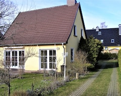 Entire House / Apartment Cozy Apartment For Up To 3 Pers., Pets Allowed, Wifi Available (Prerow, Germany)