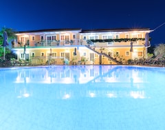 Otel Artemis Apartments (Gerakari, Yunanistan)