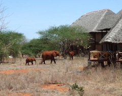 Hotel Ngutuni Safari Lodge (Voi, Kenya)