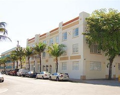 Khách sạn First So-Fi (Miami Beach, Hoa Kỳ)