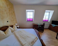 Khách sạn Hotel zum Hirsch (Lucka, Đức)