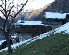 Tüm Ev/Apart Daire Champorcher: Typical Hut From The 1700S, Restored (Pontboset, İtalya)