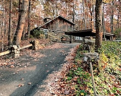 Hotel This Historic Cabin Is Nestled In The Woods Only Minutes From Town (Sevierville, USA)
