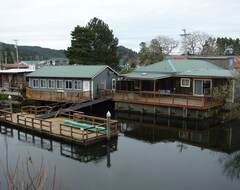 Entire House / Apartment Wow! On The Water 4-bedroom 3-bathrooms Sleeps 10-12 (Lakeside, USA)