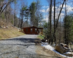 Entire House / Apartment Secluded Romantic Cabin With Hot Tub And Pet Friendly (Hot Springs, USA)