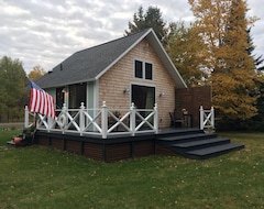 Entire House / Apartment Lux Little Chalet On Lake Superior 3 Mi From Calumet. Sleeps 4 Comfortably. (Calumet, USA)