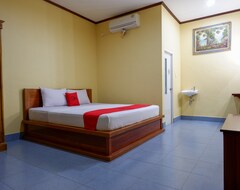 Hotel RedDoorz Plus near Pantai Melase Lombok (Playa Senggigi, Indonesia)