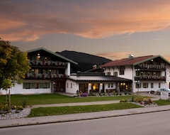 Khách sạn Hotel Zum Postillion (Reit im Winkl, Đức)