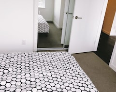 Khách sạn Brand new quiet 3 bedrooms (Vancouver, Canada)