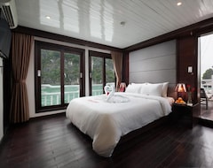 Hotel Halong Stellar Cruise (Hong Gai, Vietnam)
