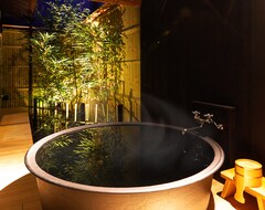 Bed & Breakfast 鈴 祇園八坂前 （Rinn Gion Yasakamae）～坪庭と露天風呂の風雅な京町家～ (Kyoto, Japani)