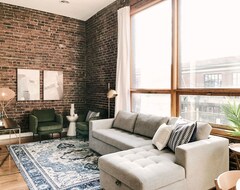 Entire House / Apartment Bright Old City Loft (Knoxville, USA)