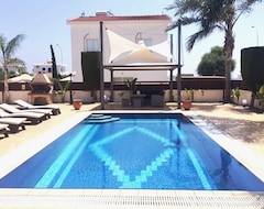Hele huset/lejligheden Villa Bella - Luxury 4 Bedroom Villa with Large Private Pool (Sotira, Cypern)