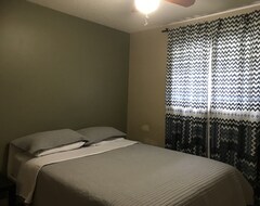Khách sạn Central Edmonton Guest House For Men Only (Edmonton, Canada)