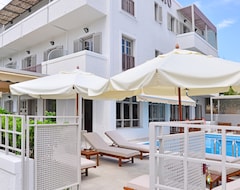 Hotel Erato (Agia Marina, Greece)