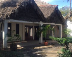 Comfy Dhows Hotel (Kilifi, Kenya)