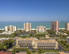 Hotel Breezy condo w/ heated pool, racquetball & walk to beach (Marco Island, Sjedinjene Američke Države)