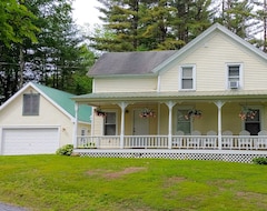 Toàn bộ căn nhà/căn hộ Beautiful Home Rental With Deck, 6 Mi To Lake George (Warrensburg, Hoa Kỳ)