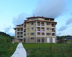 Khách sạn Tomas Residence (Tsarevo, Bun-ga-ri)