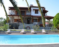 Pensión Kalisun Pool House by Georgalas (Nea Kallikratia, Grecia)