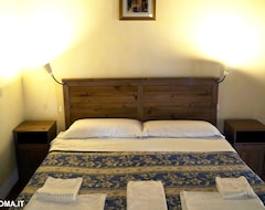 Hotel Casa al Panteón amueblada con un cuidado extremo, hermosos pisos de parquet, una vista Panteón (Roma, Italia)