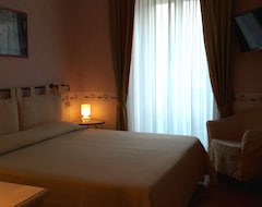 Khách sạn Hotel Caroline (Brusimpiano, Ý)