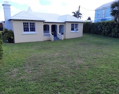 Koko talo/asunto Cozy Stand Alone Cottage With Bermuda Character (Bay Island, Bermuda)