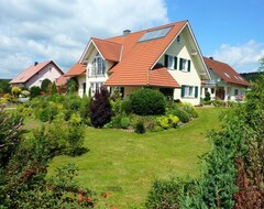 Koko talo/asunto Tyylikäs ja moderni huoneisto, jossa on puu-uuni, parveke, idyllinen näkymä ja suuri puutarha (Schönsee, Saksa)