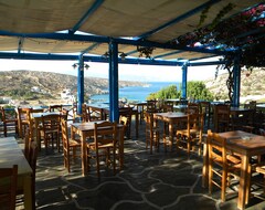 Hotel Maistrali Rooms (Iraklia Island, Greece)