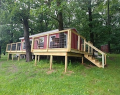 Entire House / Apartment Riverfront Cabin With Small Beach Short Drive From Nauvoo (Fort Madison, USA)