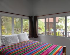 Resort Green Parrot Beach Houses (Placencia, Belize)