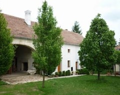 Căn hộ có phục vụ Sarffy House (Dörgicse, Hungary)
