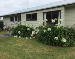 Toàn bộ căn nhà/căn hộ Karo Cottage,taylors Bay - Comfortable And Cosy For Your Next Beach Holiday. (Mahia, New Zealand)
