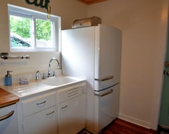 Casa/apartamento entero Cottage cornejo: Un renovado retro-Cottage 2 baños completos, A / C, Wi-Fi, Hoyo del fuego (Geneva, EE. UU.)