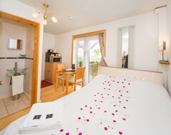 Hotelli Cosy Snug With Shower Ensuite - It Has Beautiful Countryside Views - Only 3 Miles From Lyme Regis, Charmouth And River Cottage - It Has A Private Balc (Axminster, Iso-Britannia)