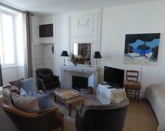 Hotel In A Private Mansion, Between The Beach, Parks, And The City Centre (La Rochelle, Francuska)