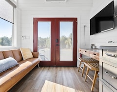 Cijela kuća/apartman Welcome To Lewis Ranch! Red Door Tiny Home (Lindsay, Sjedinjene Američke Države)
