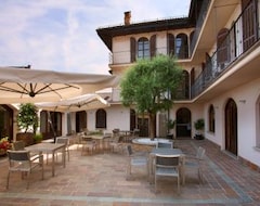 Khách sạn Le Torri Hotel (Castiglione Falletto, Ý)